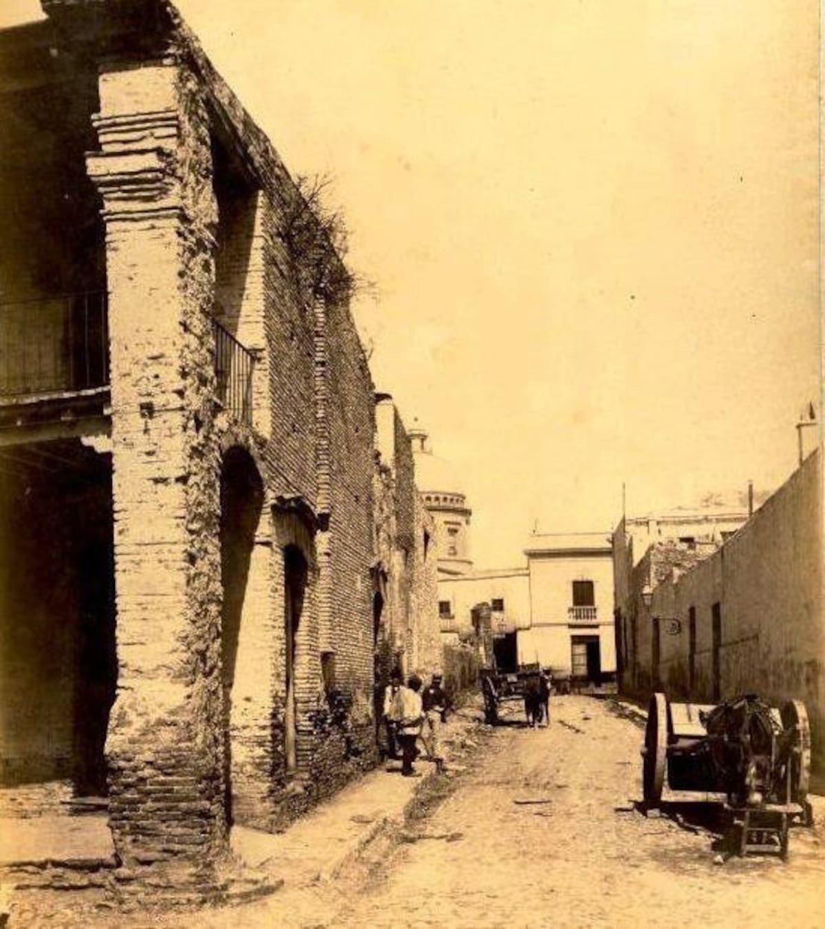 Antigua edificación frente a la plaza Monserrat, en Lima y Belgrano. Fotografía Archivo General de la Nación