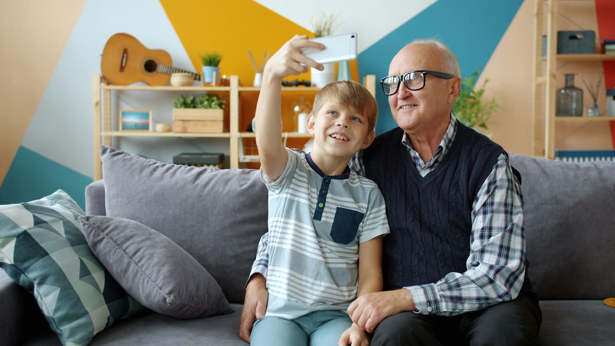 Abuelo y nieto.