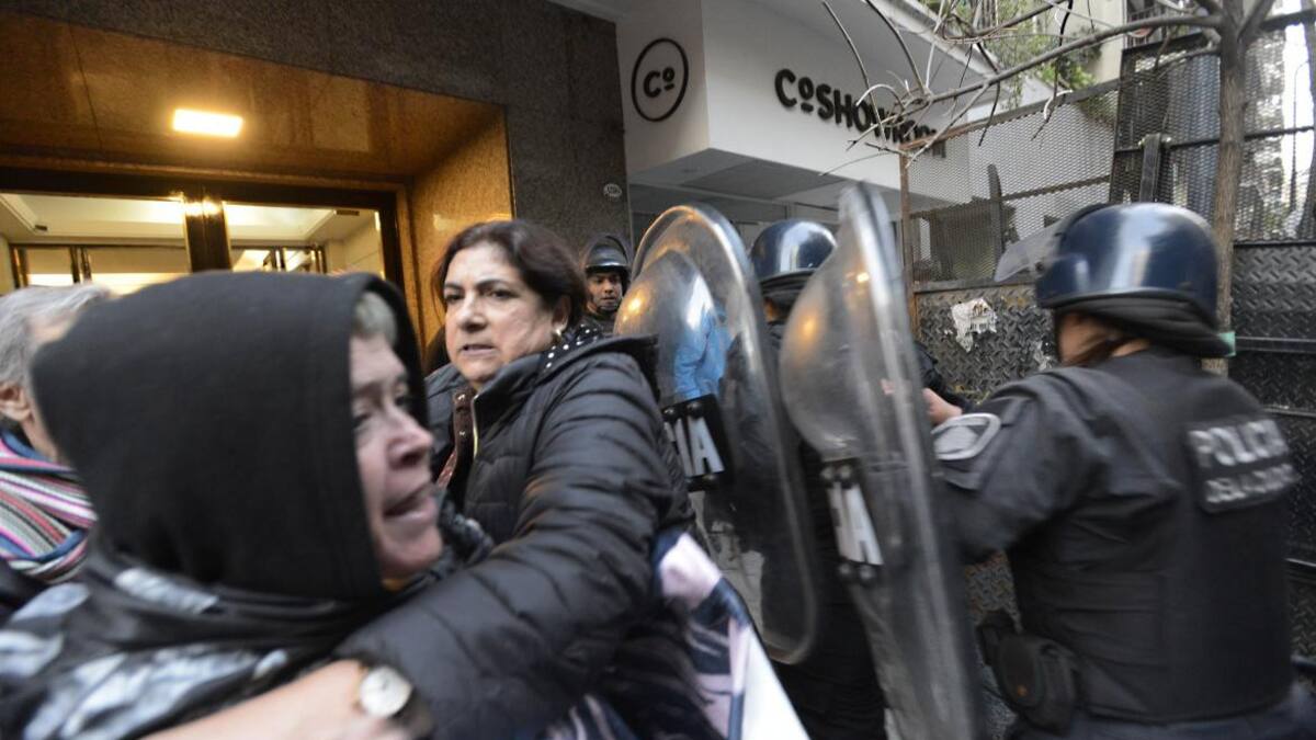 Incidentes en Recoleta entre manifestantes y policía. Foto: NA.