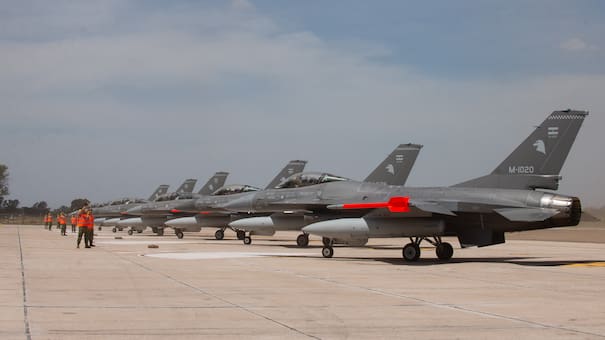 Los aviones caza F-16 en Argentina: la polémica por la operación inicial a cargo de pilotos extranjeros