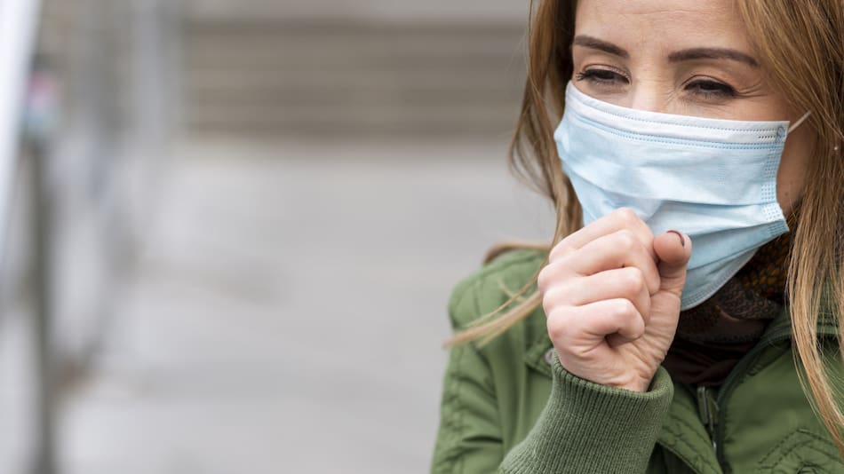 Barbijo, pandemia, epidemia, bacteria, alerta. Foto Freepik.