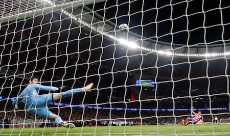 El polémico penal de Julián Álvarez. Foto: Reuters/Susana Vera