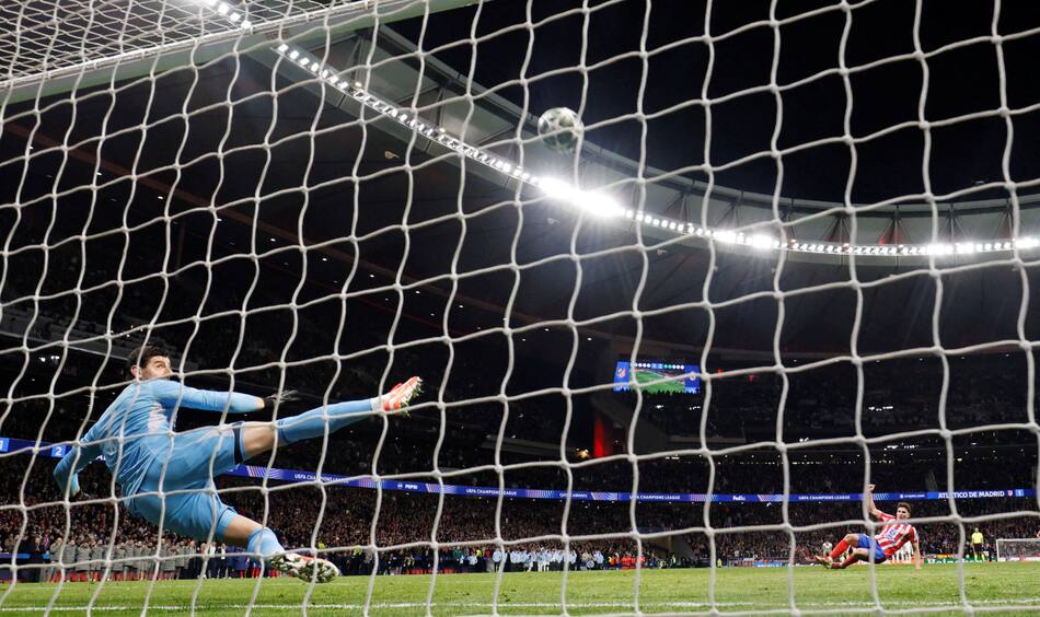 El polémico penal de Julián Álvarez. Foto: Reuters/Susana Vera