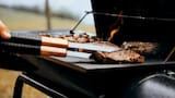 ¿Principiante en la parrilla?: el ingrediente secreto del asado que está en todas las heladeras y funciona para tiernizar la carne