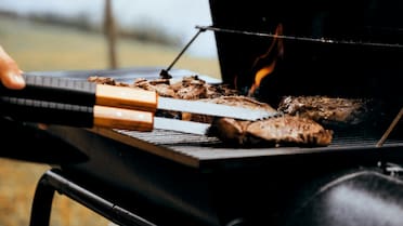 ¿Principiante en la parrilla?: el ingrediente secreto del asado que está en todas las heladeras y funciona para tiernizar la carne
