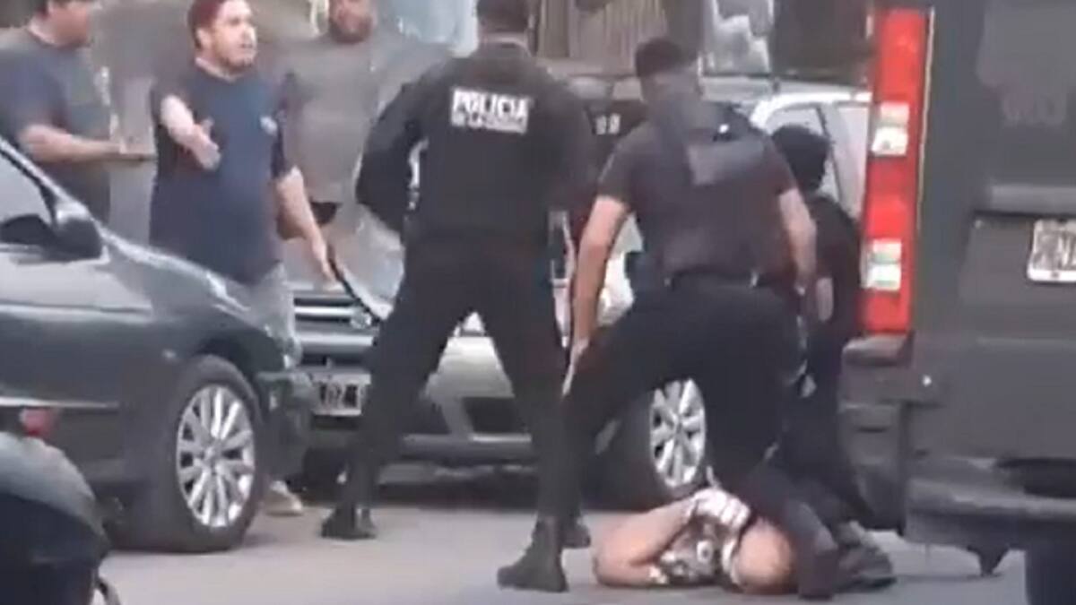 Enfrentamiento entre policías y delincuentes en el barrio Zavaleta. Foto: captura video.