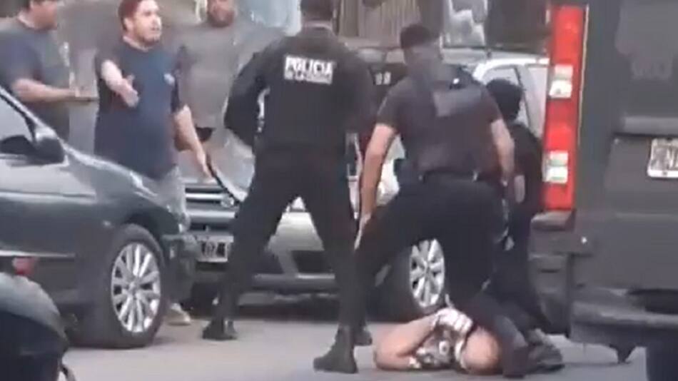 Enfrentamiento entre policías y delincuentes en el barrio Zavaleta. Foto: captura video.