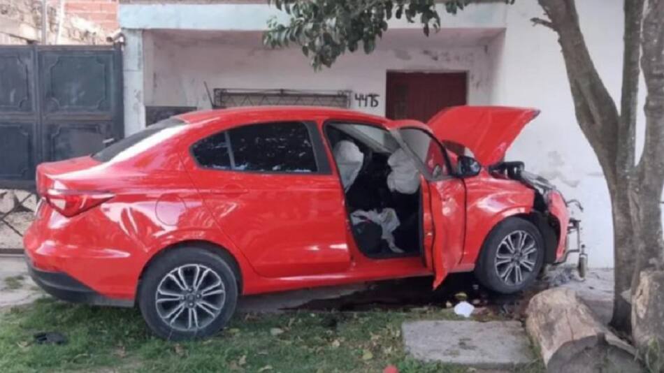 El auto con el que los delincuentes chocaron. Foto: NA