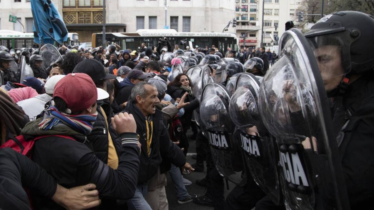 Incidentes en acampe frente al ministerio de Desarrollo social, protesta agrupaciones sociales, NA