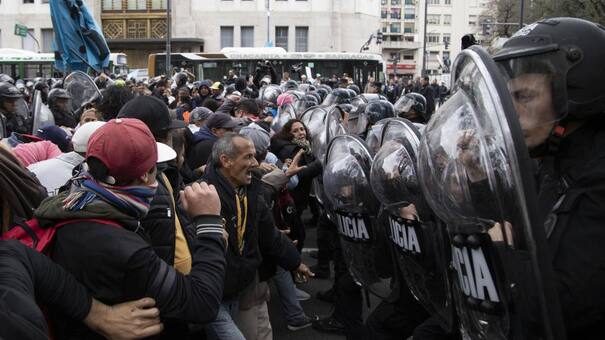 Acampe en la 9 de Julio: incidentes entre la Policía y los manifestantes