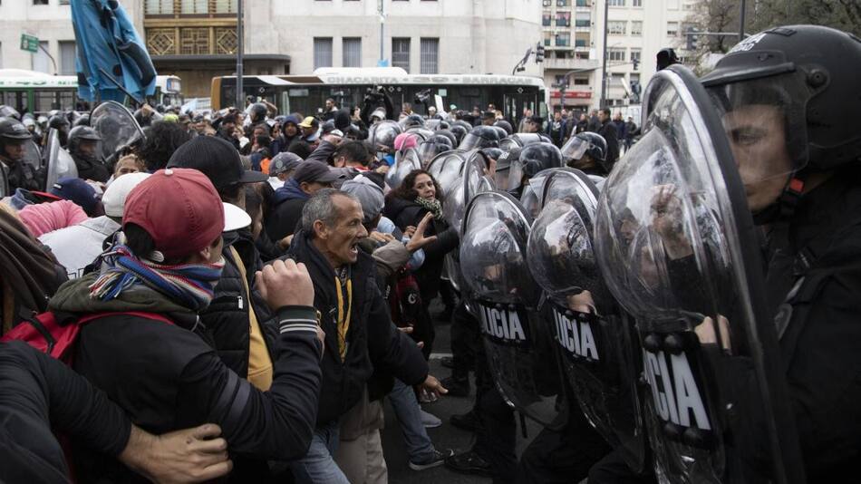 Incidentes en acampe frente al ministerio de Desarrollo social, protesta agrupaciones sociales, NA