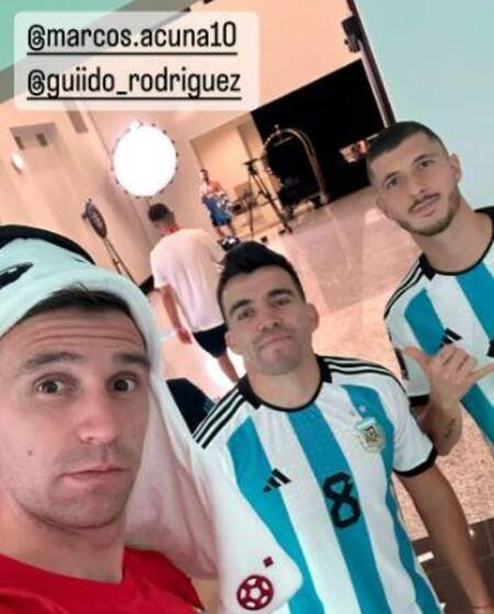 Dibu Martínez con Marcos Acuña y Guido Rodríguez. Foto: Instagram @emi_martinez26.