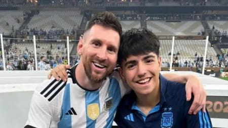 Messi y Benjamín Agüero. Foto NA.