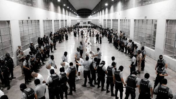 La Corte Suprema de EEUU ordenó detener las expulsiones de venezolanos a El Salvador hasta nuevo aviso