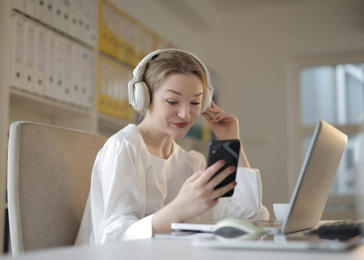 Musica, telefono, celular. Fuente: Pexels