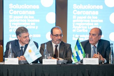 Guillermo Francos junto a Jorge Macri y al titular de la CAF, Sergio Díaz Granados.