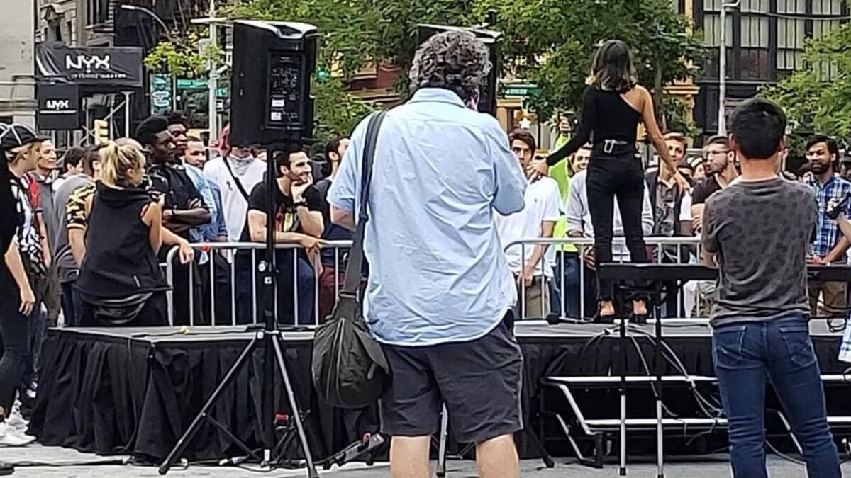 Una mujer reunió a 100 hombres por una cita en Tinder