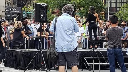 Una mujer reunió a 100 hombres por una cita en Tinder