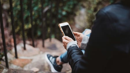 Una movida para dejar de ser adictos al celular. Foto: Unsplash.