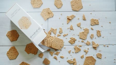 Comida en el suelo. Foto: Unsplash