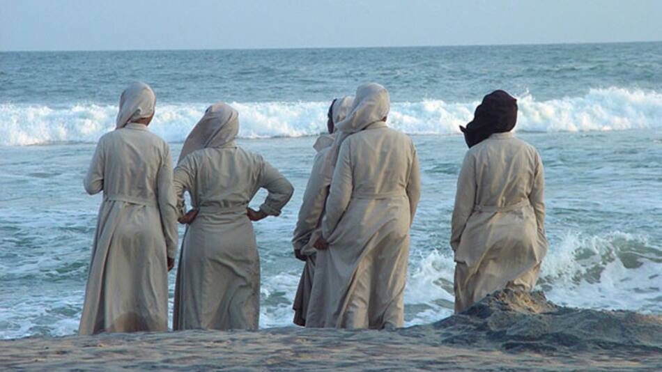 monjas en la playa