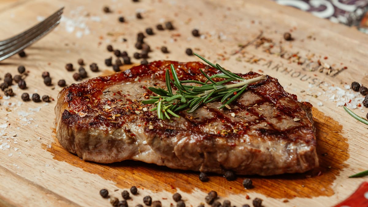El método que realza el sabor de la carne y la deja más suave y jugosa.