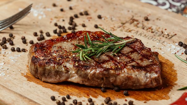 El tip parrillero que salva los asados: el truco que realza el sabor de la carne y la deja muy jugosa