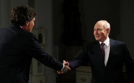Vladimir Putin y Tucker Carlson. Foto: Reuters