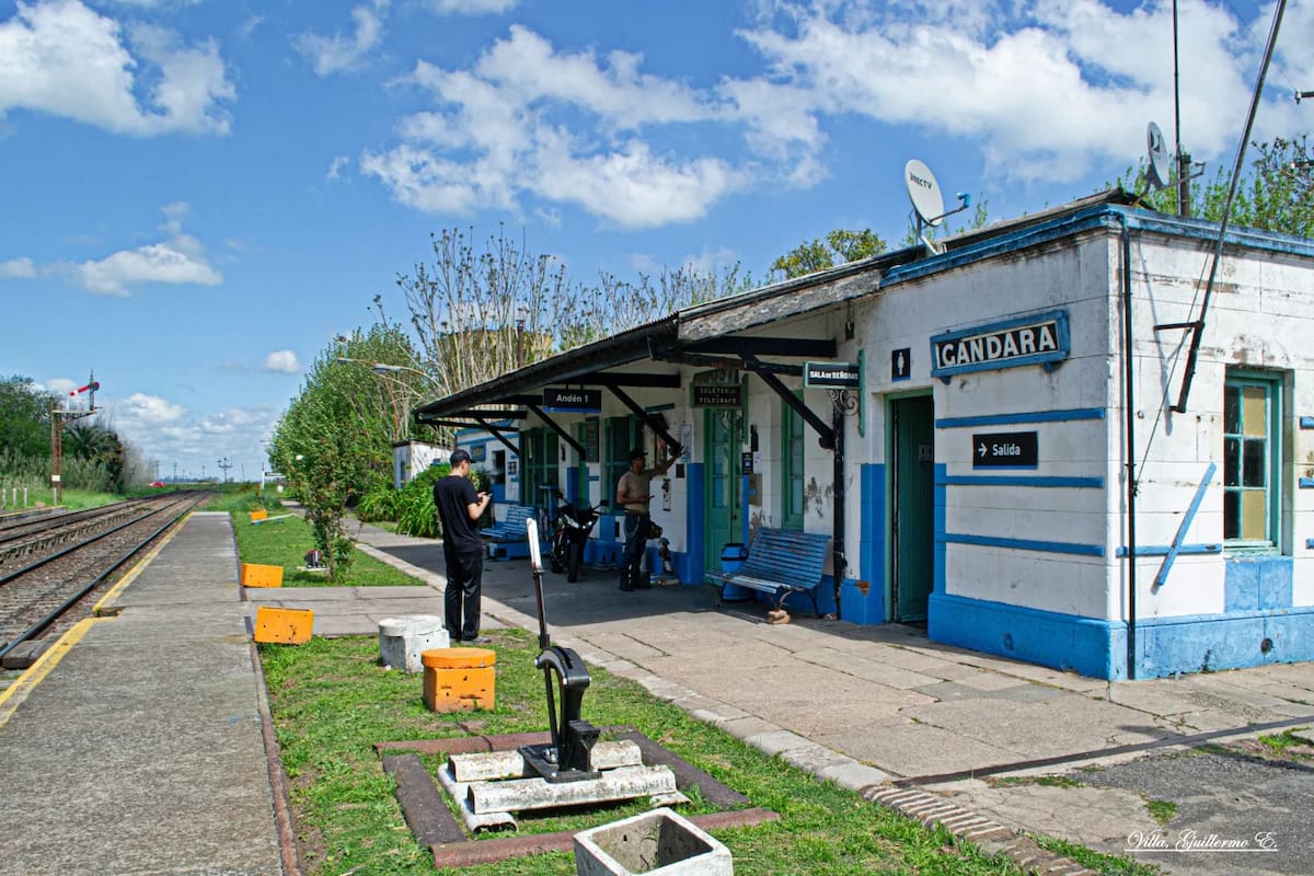 Estación ferroviaria de Gándara con estructuras históricas y carteles antiguos en el partido de Chascomús