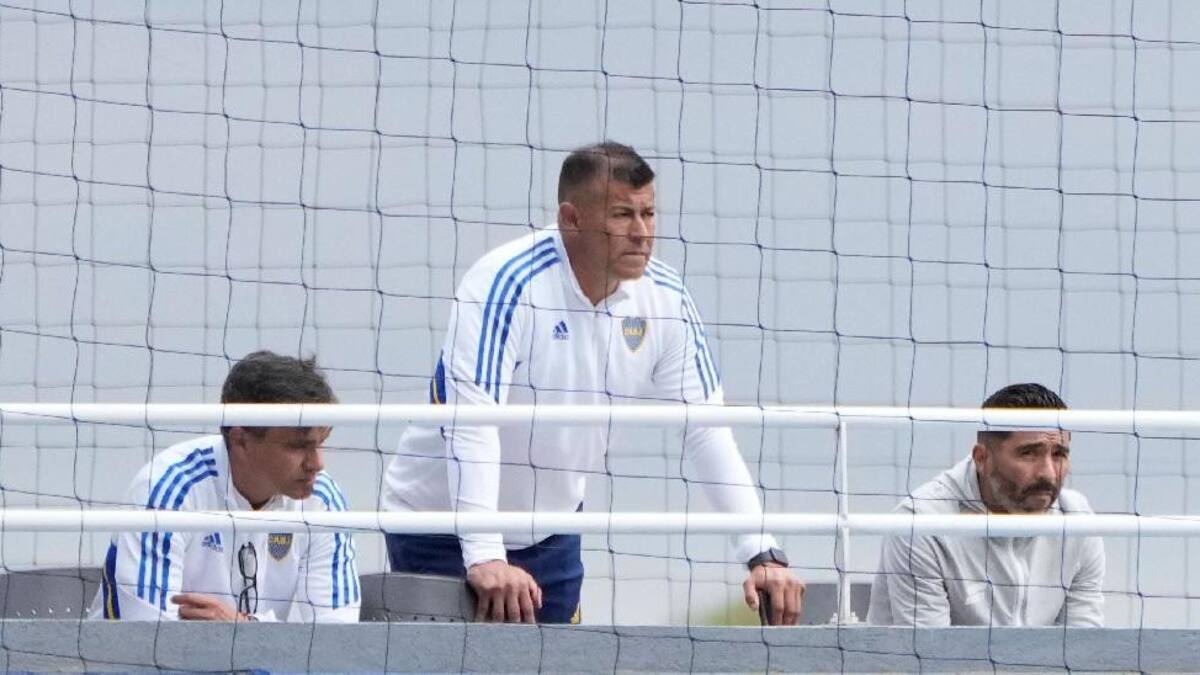 Jorge Almirón y una gran dificultad para armar el once titular. Foto: Twitter @BocaJrsOficial.