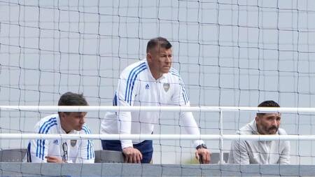 Jorge Almirón y una gran dificultad para armar el once titular. Foto: Twitter @BocaJrsOficial.