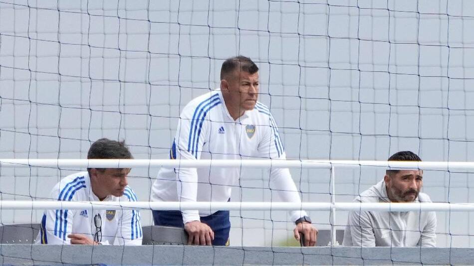 Jorge Almirón y una gran dificultad para armar el once titular. Foto: Twitter @BocaJrsOficial.