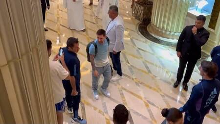 Messi llegó a Abu Dhabi. Foto: Twitter
