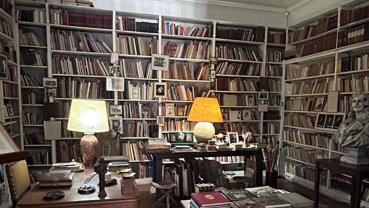 En 1968, Mujica Lainez llegó a una casona serrana, la llenó de tesoros y 15.000 libros: 19 años después, se convirtió en museo