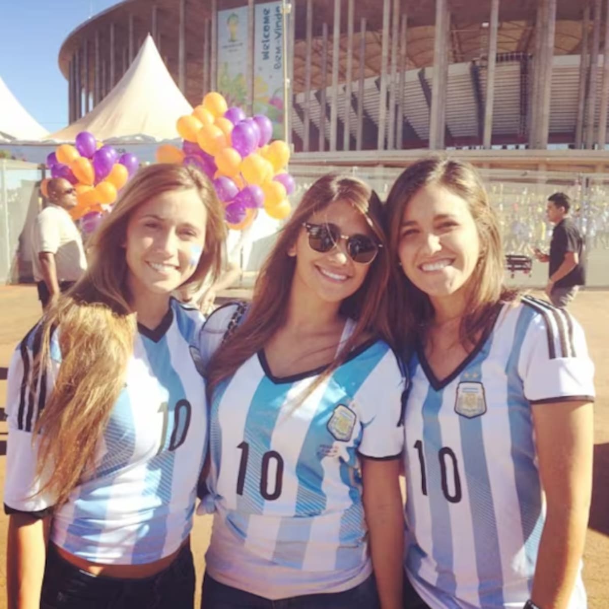 Carla Roccuzzo y Antonela Roccuzzo durante un encuentro familiar, en una imagen que muestra a las hermanas nacidas en Rosario.