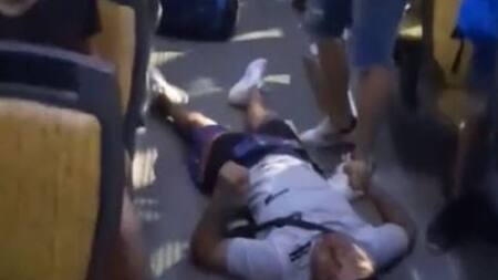 Un pasajero noqueó a un hombre que se masturbó delante de una nena. Foto: captura