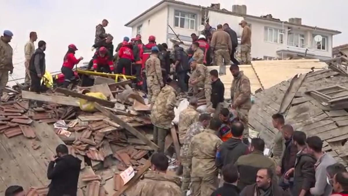 Equipos de rescate en Malatya. Foto: captura Reuters.