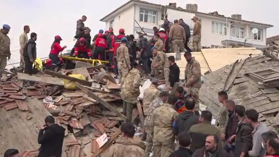 Equipos de rescate en Malatya. Foto: captura Reuters.
