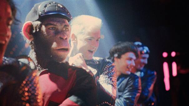 Excéntrico y osado, Robbie Williams se confiesa a los 50 con una película que lo retrata con cara de mono