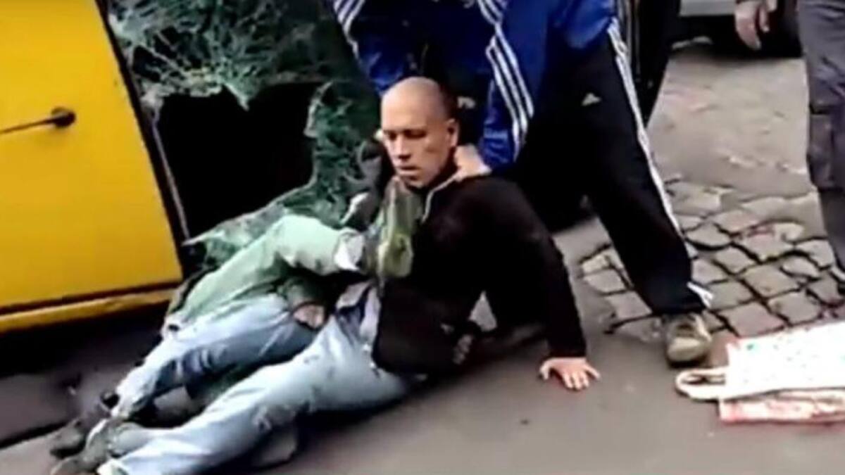 Hombre robó taxi y lo sacaron por el parabrisas