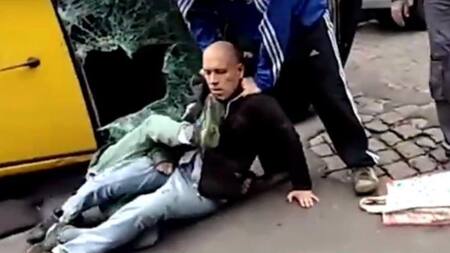 Hombre robó taxi y lo sacaron por el parabrisas