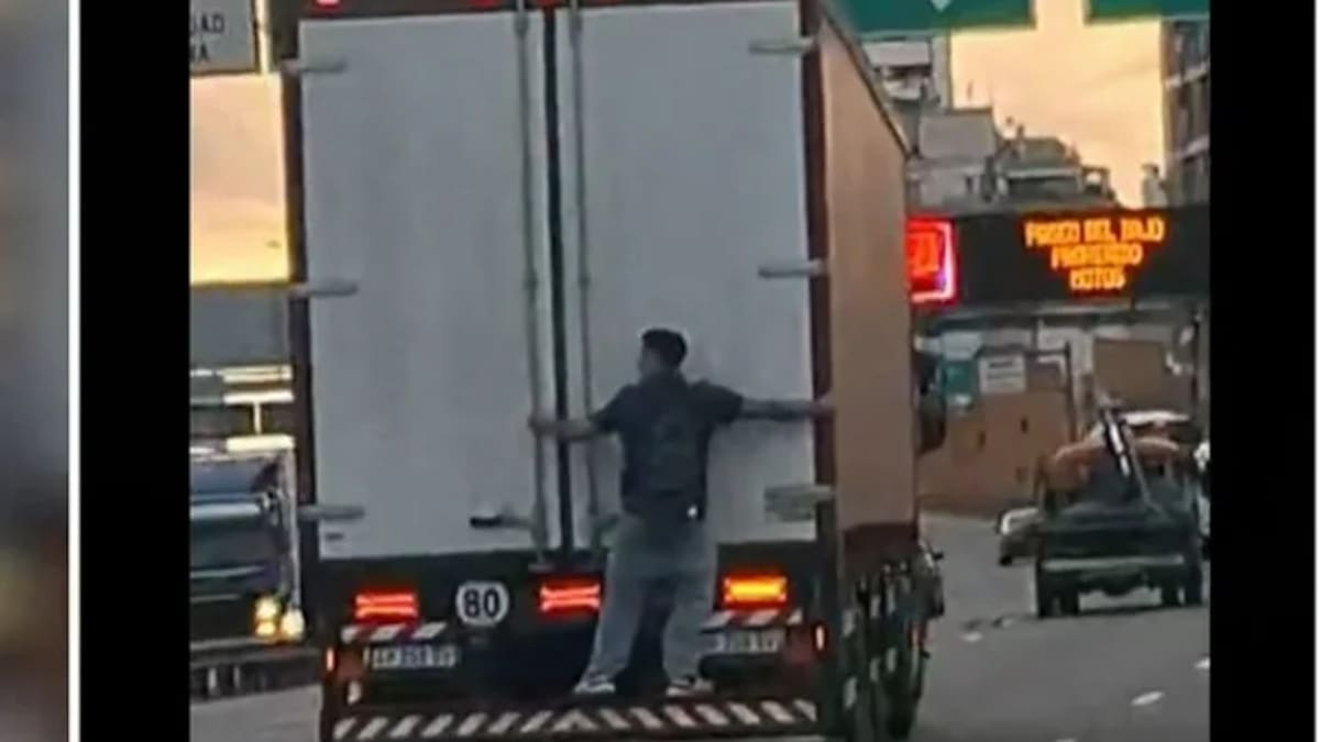 Filman a un hombre que viajaba colgado de un camión en la autopista 25 de mayo.