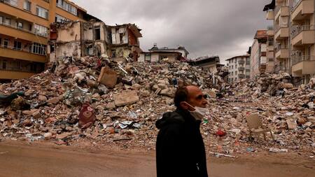 Tras el terremoto, Turquía sanciona a canales de TV opositores por sus críticas al Gobierno