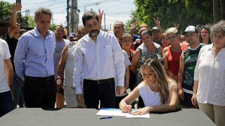 Galmarini, Katopodis y Moreira firmaron una acuerdo para llevar agua potable al barrio La Rana, de San Martín. Foto: Prensa.
