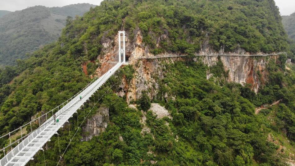 Vietnam inaugura un vertiginoso puente de cristal entre dos montañas. AFP