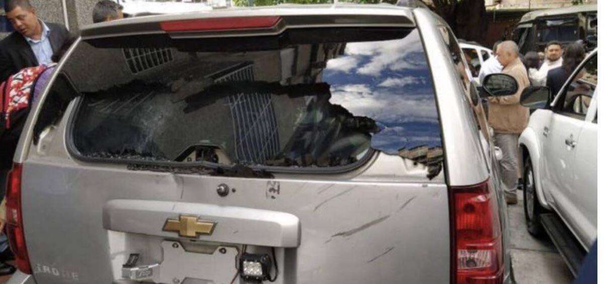 Extrema tensión en Venezuela, balearon el auto de Juan Guaidó, Twitter @delsasolorzano