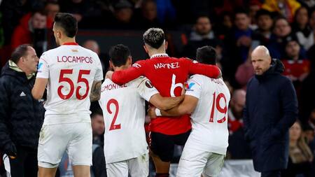 Lesión de Lisandro Martínez; Manchester United vs. Sevilla. Foto: Reuters.