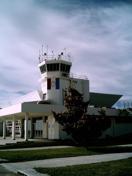Torre de control del Aeropuerto de Sauce Viejo. Foto: Wikipedia.