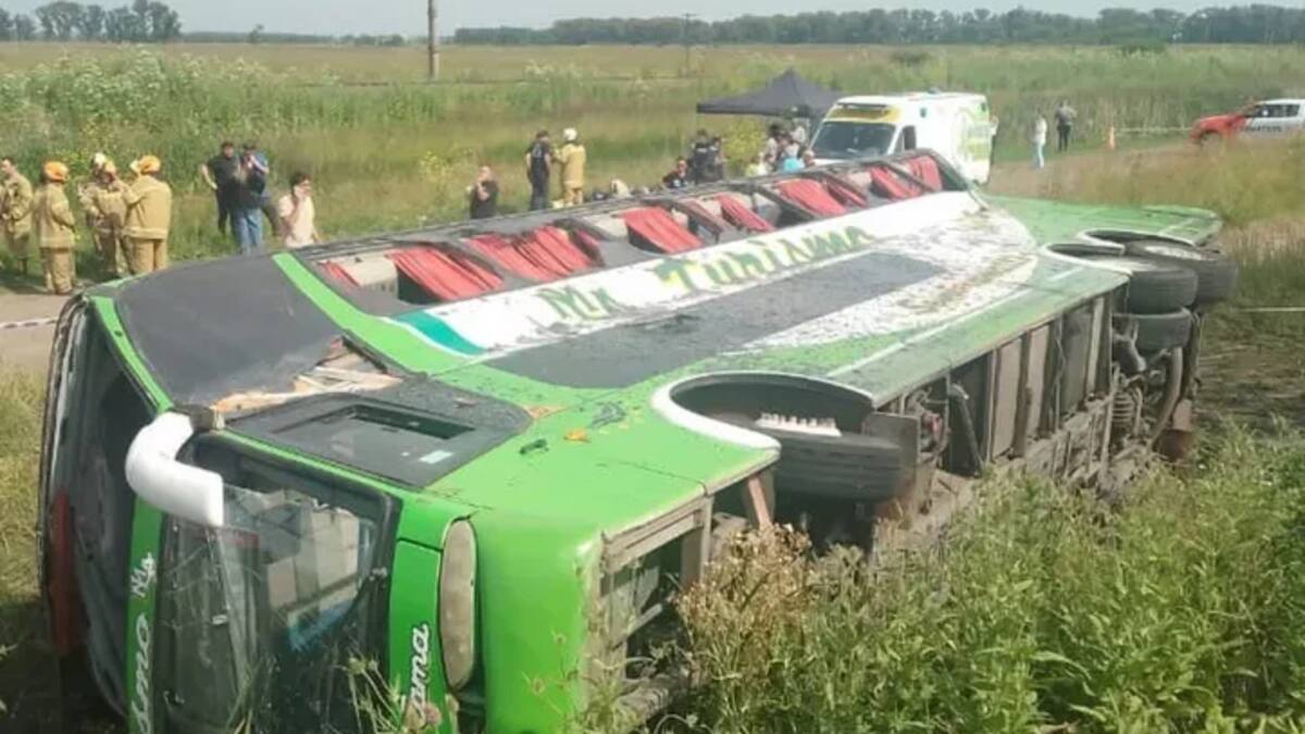 Vuelco de un micro en la ruta 2.