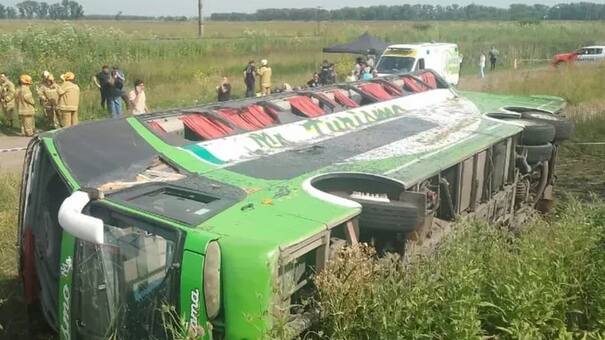 Vuelco fatal en la Ruta 2: el chofer del micro fue detenido e imputado por homicidio culposo